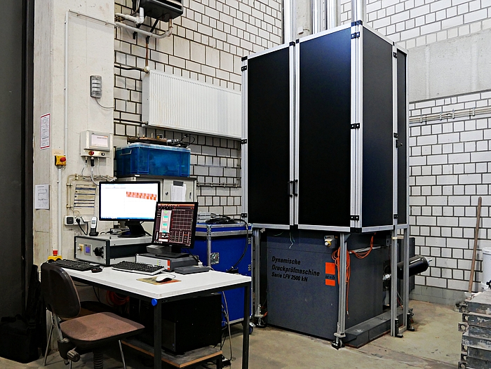 Servohydraulische Prüfmaschine