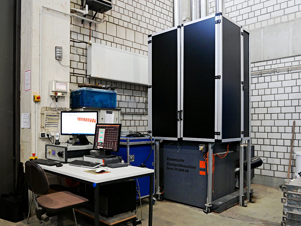 Servohydraulische Prüfmaschine